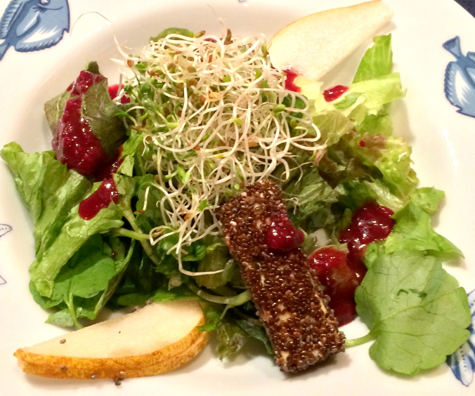 MIX DE FOLHAS, PÊRA, BROTO DE ALFAFA, TOFU GRELHADO COM CHIA E MOLHO DE FRUTAS VERMELHAS COM GENGIBRE6