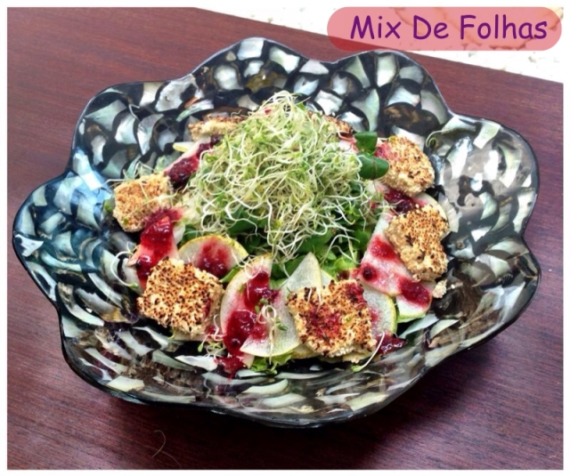 MIX DE FOLHAS, PÊRA, BROTO DE ALFAFA, TOFU GRELHADO COM CHIA E MOLHO DE FRUTAS VERMELHAS COM GENGIBRE