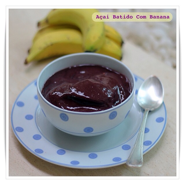 ALIMENTO QUE NÃO DEVE FALTAR NO SEU PLANO ALIMENTAR: AÇAÍ
O Açaí é uma fruta típica do nordeste brasileiro, e possui diversos nutrientes em sua composição, como proteínas, lipídeos, fibras, minerais e vitaminas como: Vitamina C, B1 e B2. Também, é riquíssimo em flavonóides (antocianinas, flavonóis e flavonas), substâncias responsáveis pela cor arroxeada da fruta e pela sua classificação como alimento funcional. Os flavonoides são excelentes antioxidantes, ou seja, sequestram radicais livres (substâncias prejudiciais à saúde), prevenindo doenças cardiovasculares e câncer, diminui o colesterol, fortalece o sistema imunológico, é anti-inflamatório e ajuda a emagrecer.
Pode ainda auxiliar na prevenção e tratamento de problemas de pele como acne, dermatite atópica e nos tratamentos anti-envelhecimento.
Atenção: o ideal é consumir o açaí pasteurizado sem xarope de guaraná!!! Muita gente não consome o Açaí, pois acha que é muito calórico. Mas o que aumenta as calorias são os ingredientes extras (leite ninho, leite condensado, sorvete de creme,...). A polpa natural do Açaí batido com Banana é um ótimo lanche da tarde, ele da saciedade, energia e é imbatível como antioxidante.
Ingredientes:
- 250ml de Polpa de Açaí
- 2 Bananas
Modo De Preparo:
- Bata a polpa no liquidificador com as bananas até ficar homogênea;
- Sirva em seguida;
Obs: Esta medida substitui uma refeição - para o lanche sirva metade da receita.
#NutriçãoFuncional #NutriçãoIntegrada #SaúdePlena #PlanoAlimentar #ReceitasFuncionais #Açaí #AçaíNaTigela #AçaíComBanana