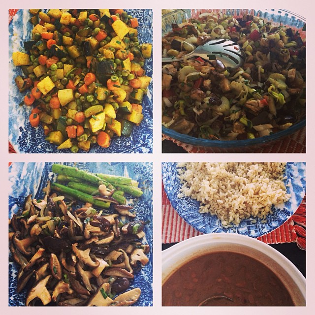 Meu cardápio de hoje na segunda sem carne: curry de vegetais e inhame, caponata de berinjela, nozes e passas, cogumelos e aspargos salteados e meu arrozinho integral com feijão. Bom pra gente, bom pra natureza! #segundasemcarne