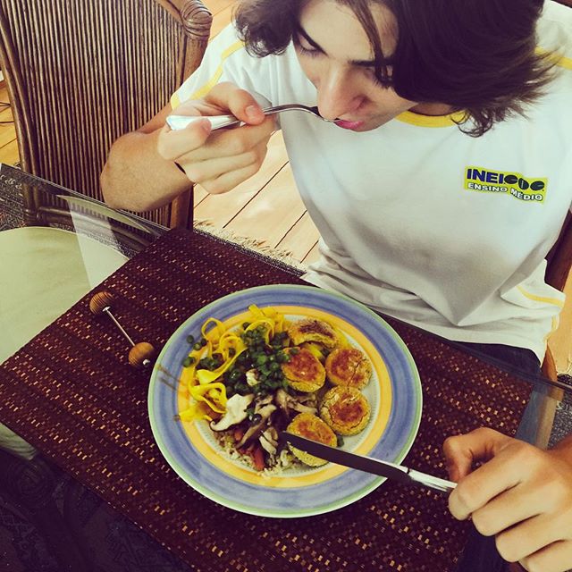 Filhote adolescente devorando seu segundo prato vegetariano nesta #segundasemcarne #hamburguerdegraidebico #macarraocomacafrao #feijaoevegetais