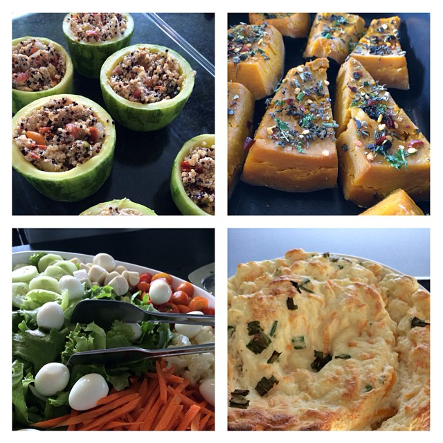 Compartilhando com vocês meu Segunda Sem Carne: abobrinha recheada de quinua, tomate e chia; abóbora cambutia assada com ervas; uma super salada variada; suflê de cenoura feito com farinha de arroz integral. Bom apetite! #segundasemcarne #nutricaofuncional