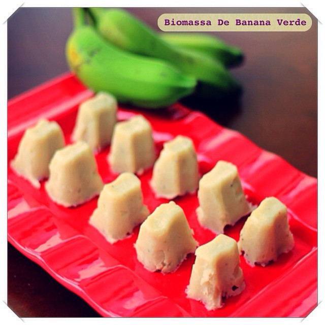 ALIMENTO QUE NÃO DEVE FALTAR NO SEU PLANO ALIMENTAR: BANANA VERDE
A Banana verde é uma excelente fonte de nutrientes importantes de proteínas, lipídeos e minerais como cálcio, ferro, magnésio, zinco e fósforo. Também é rica em amido resistente, que contribui para o equilíbrio da microbiota intestinal, prevenindo o câncer colorretal e o aparecimento de úlceras de estômago, além de melhorar quadros de diarreia ou constipação intestinal e problemas de digestão. 
A Banana Verde pode ser consumida na forma de Biomassa, isto é, uma preparação feita usando a polpa da banana verde cozida. Entre os benefícios da Biomassa de Banana Verde estão a melhora da imunidade, controle de colesterol, previne o diabetes e evita o acúmulo de gordura abdominal.
Ela pode ser acrescentada na preparação de feijões, sopas, molhos, bolos, entre outros.
Confira o vídeo de como fazer no blog: www.lucrosara.com
Ingredientes:
- 8 Bananas Verdes
- Água Para cozimento
Modo De Preparo:
- Tire as bananas do cacho, com cuidado para que o corte seja bem rente e não abrir as bananas contaminando-as;
- Lave as bananas verdes com casca, uma a uma, utilizando esponja com água e sabão. Enxágue bem;
- Em uma panela de pressão, coloque água até na metade e deixe ferver;
- Quando estiver fervendo coloque as bananas verdes com casca, cobertas com água por 20 minutos. É muito importante que a água esteja fervendo, faz parte do choque térmico do processo;
- Desligue o fogo após os primeiros 8 minutos e deixe que a pressão continue cozinhando as bananas. Espere o vapor escapar naturalmente (não force o processo abrindo a panela debaixo da torneira, por exemplo). Ao término do cozimento, mantenha as bananas na água quente da panela.
- Vá aos poucos tirando a casca da polpa, que deve ser passada imediatamente no processador. É importante que a polpa esteja bem quente, para não esfarinhar. Coloque a quantidade desejada da polpa cozida quente no processador, acrescente um pouco da água do cozimento para ajudar a bater e processe até obter uma pasta bem espessa.
#NutriçãoFuncional #NutriçãoIntegrada #SaúdePlena #PlanoAlimentar #ReceitasFuncionais #BananaVerde #BiomassaDeBananaVerde #Biomassa