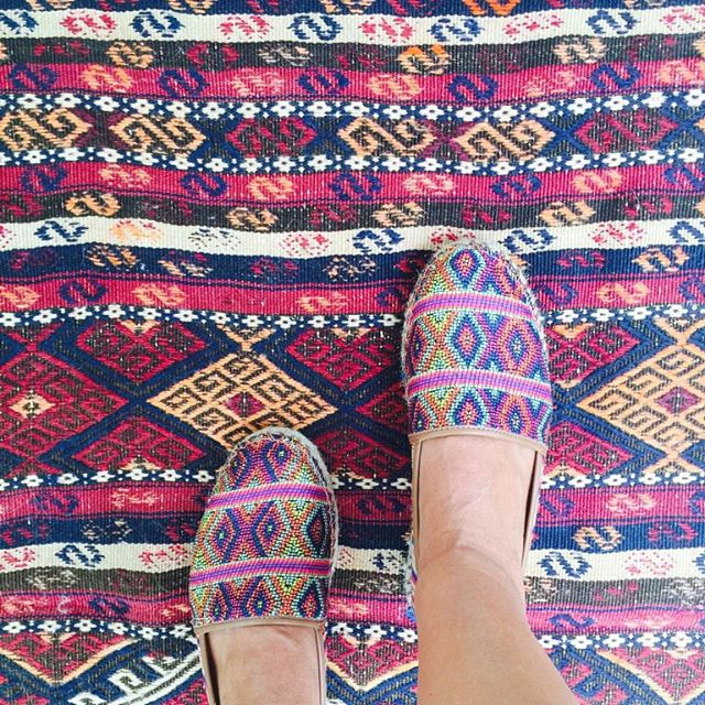 Para trilhar o caminho da saúde é importante compreender que é um passo de cada vez. Alguns pacientes ficam aflitos, querem resultados rápidos, se pesam todos os dias e querem logo saber de quantas calorias é a dieta e quantos quilos vão emagrecer até o final do mês.  Não funciona bem assim gente. Cada pessoa tem uma bioquímica, um metabolismo, um ritmo. Novos hábitos não são fáceis de ser incorporados. Precisa de disciplina, consciência e vontade de fazer diferente. Meu plano alimentar não é simplesmente um papel para seguir até emagrecer x quilos; é um instrumento para mudança de hábito e é para sempre. 
O resultado de um plano alimentar equilibrado, funcional, pensado para você  é uma vida colorida e saudável. Trilhe seu caminho com sabedoria e paciência. Vale a pena!