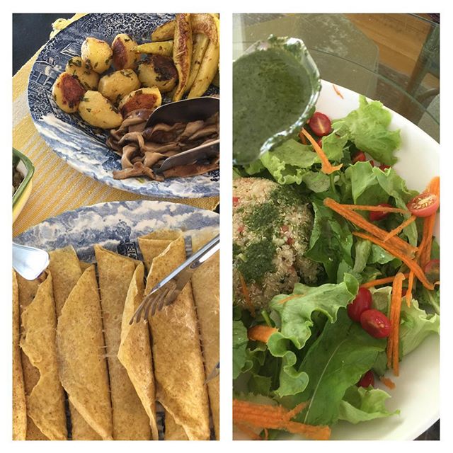 Jantarzinho vegetariano na segunda sem carne: cogumelos e abobrinha grelhados, panqueca de farinha de grão de bico recheadas de espinafre, e saladinha de folhas, tomate e quinua em grãos cozida. Gostosa, sustenta e nutricionalmente completa! #segundasemcarne #nutricaofuncional #nutriçãointegrada #institutoamaa