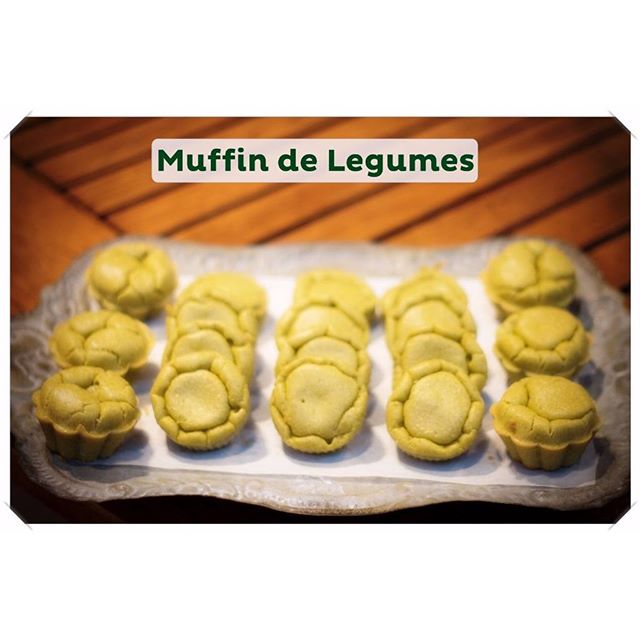 Receitas Funcionais - Muffin de Legumes
Hoje vou mostrar para vocês uma receita que foi sucesso no Curso de Gastronomia Funcional - Lancheira Funcional! É o Muffin de Legumes!
Toda criança gosta de um bolinho ou um  pãozinho.  Este é uma mistura dos dois. É saudável e prático para levar na Lancheira escolar!
Esse Muffin de Legumes permite diversas variações; frango cozido, folhas verdes, ou outro legume que tenha em casa, cozido ou cru; é uma boa forma de aproveitar sobras e incluir alguns alimentos mais difíceis de serem aceitos pelas crianças. ▃▃▃▃▃▃▃▃▃▃▃▃▃▃▃▃▃▃▃ Confira a receita completa no blog: www.lucrosara.com
